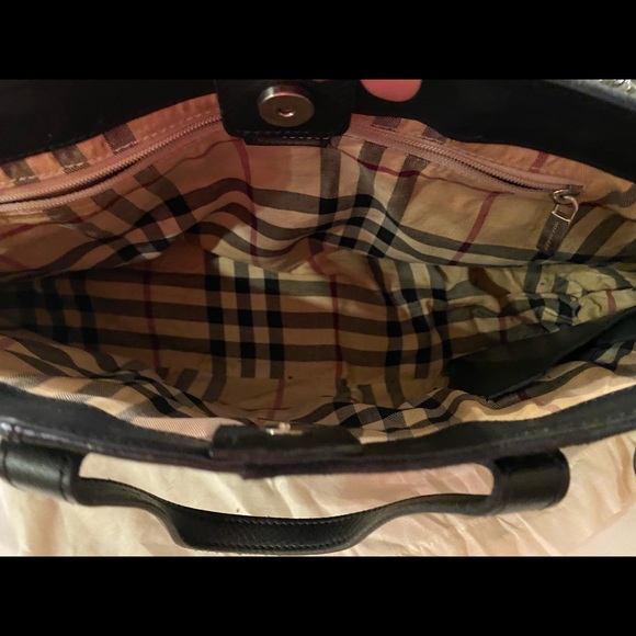 Burberry handbag leather check on the inside - Picture 3 of 5